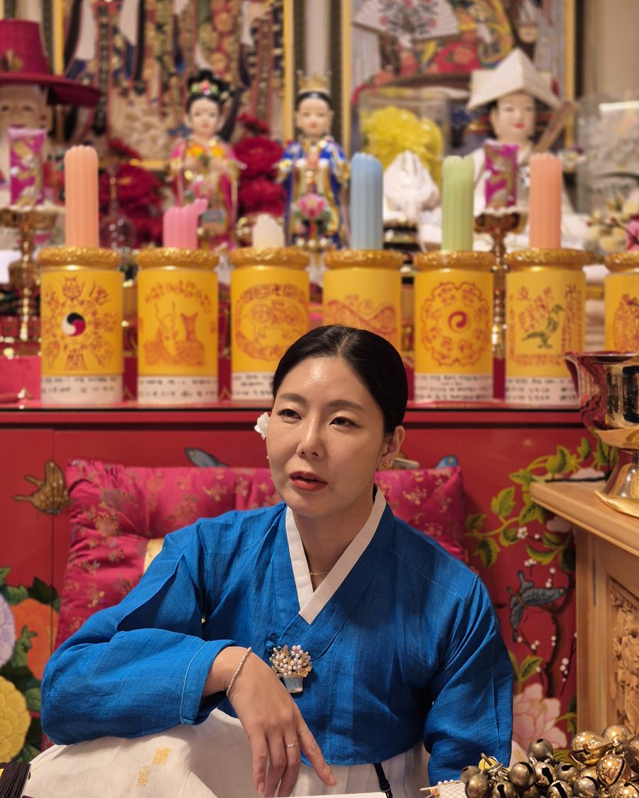 파란 한복을 입고 상담 자리에 앉은 화령공주
