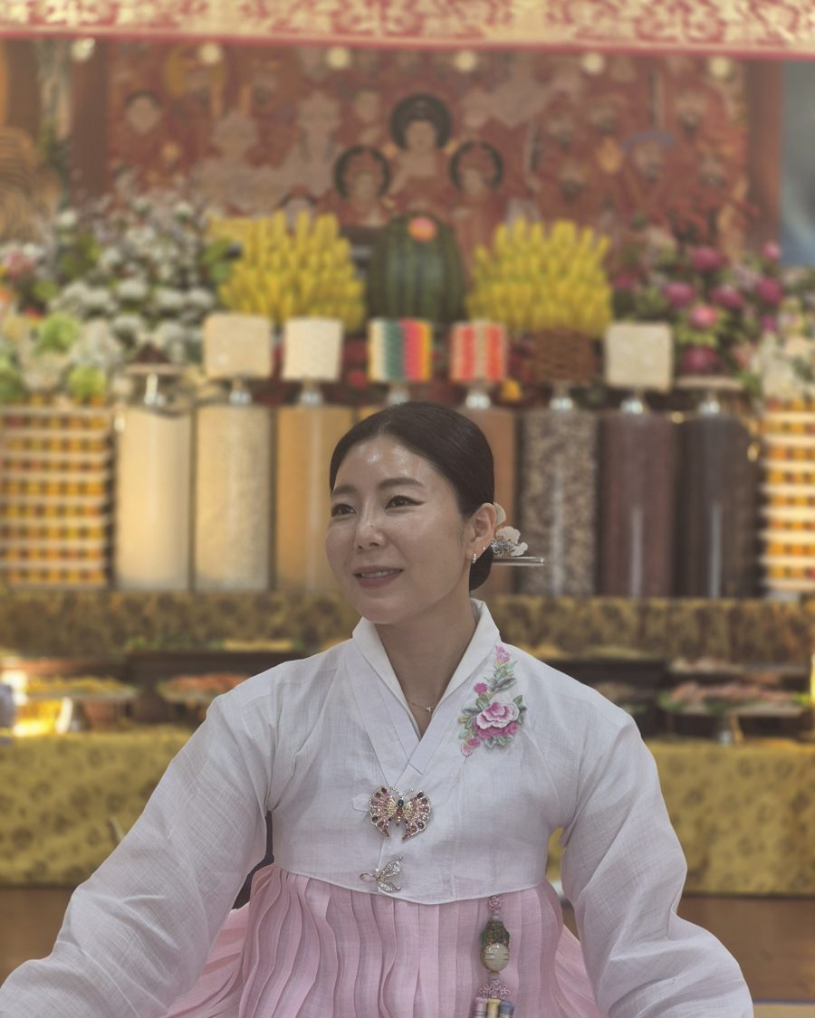 흰 저고리와 분홍 치마 한복을 입은 화령공주