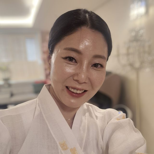 흰 한복을 입고 웃고 있는 화령공주